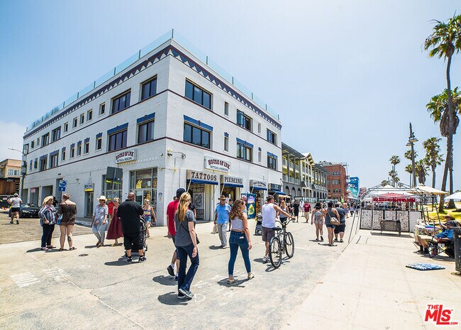 Foto del edificio - 8 Brooks Ave