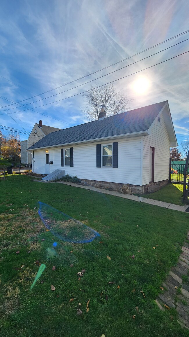 Single family home - 1926 Leishman Ave