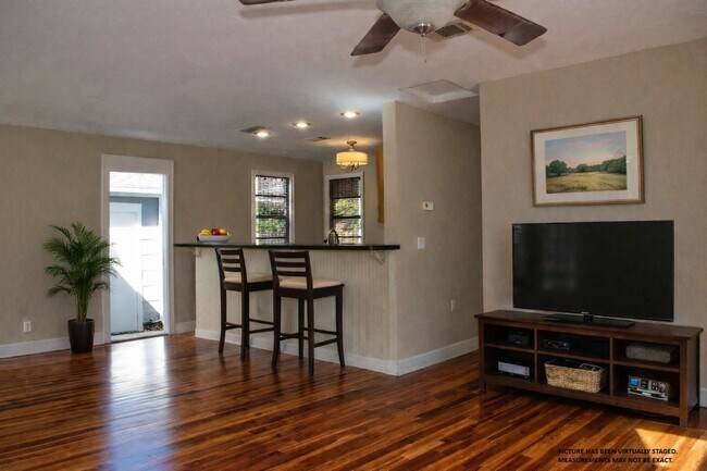 Foto del edificio - Great location, 1940's Single family home near Mills 50 District and Colonial Town North W/one ca...