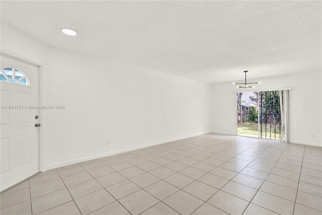 Building Photo - 941 SW 7th Ct
