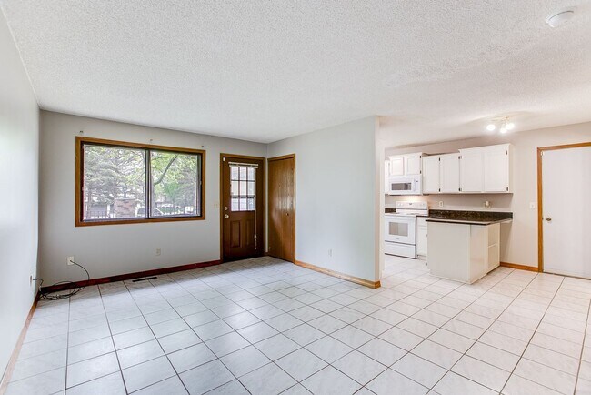 Foto del edificio - 2 Bed | 1.5 Bath | Townhome in Eden Prairie | 2 Garages Spaces Included