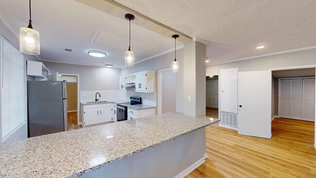 Foto del edificio - Walk to Downtown Prattville!!! 4/2 Completely Updated!