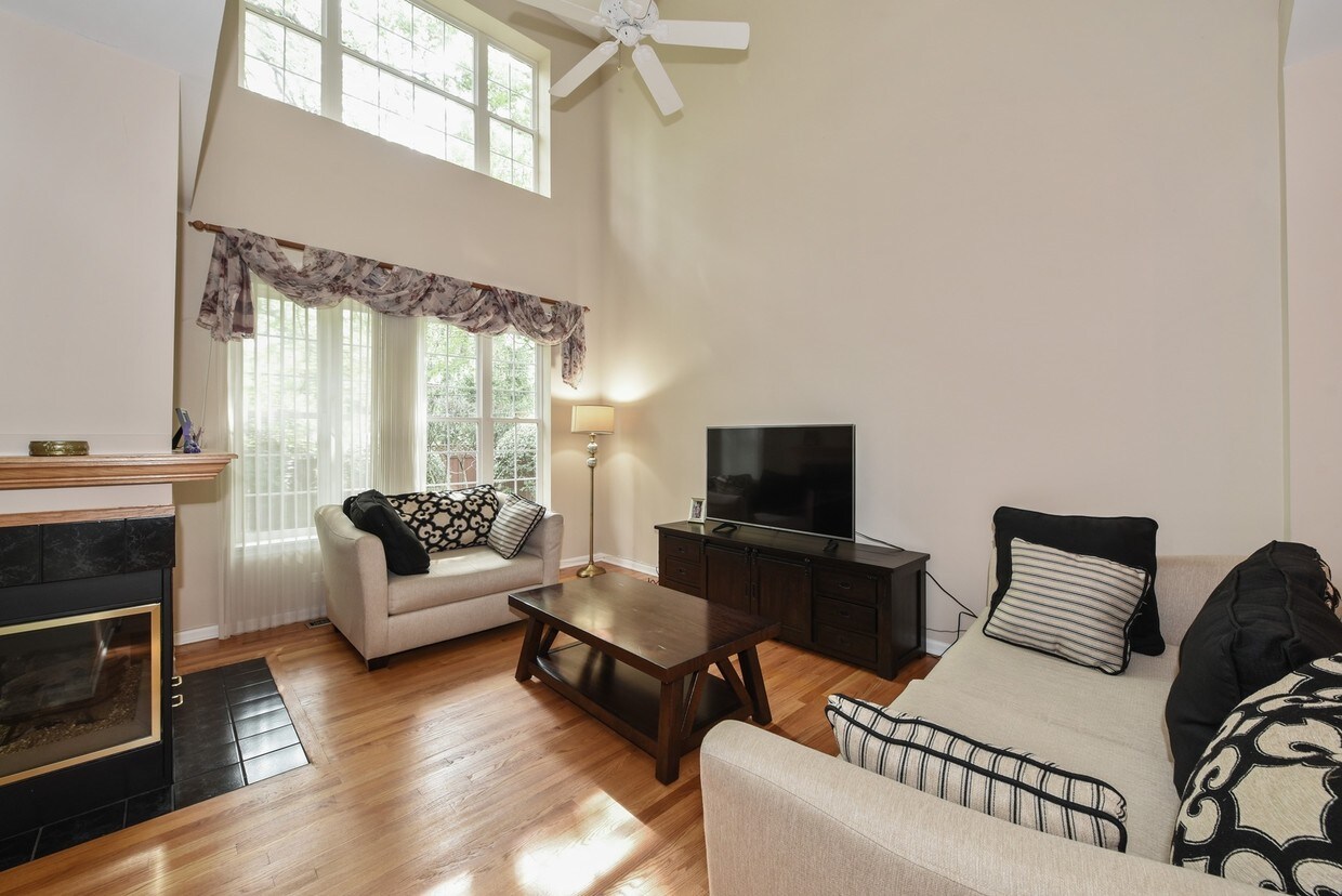 Foto principal - 6285 Edgebrook Ln E