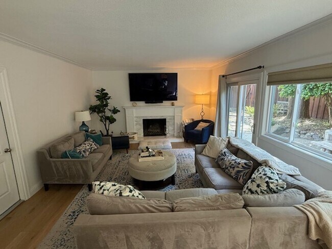 Foto del edificio - Stunning 5-Bed. 2.5 bath Home in the Heart of Pleasanton Meadows, Community Pool