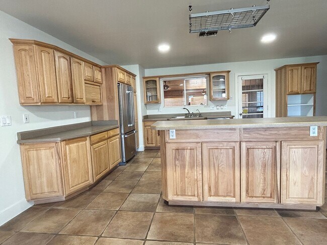 Building Photo - Stunning Remodel, 2 Bed 2 Bath Home with Pool Service!