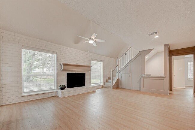 Building Photo - 318 Pine Manor Dr