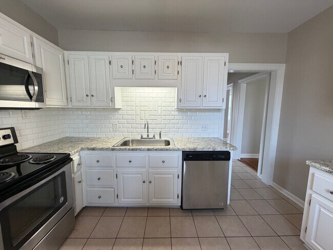 Building Photo - Cozy 2/1 Brick House in Celanese- $1,250