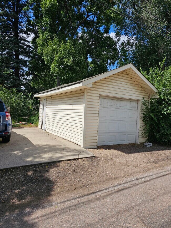 Building Photo - 911 N Corona St