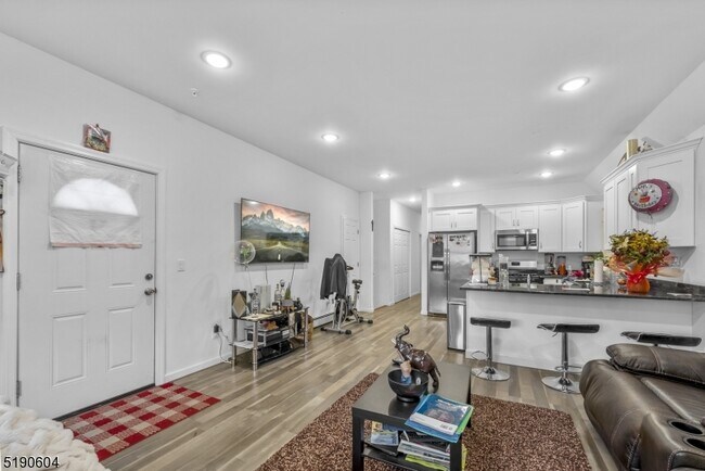 Building Photo - 107 3rd St