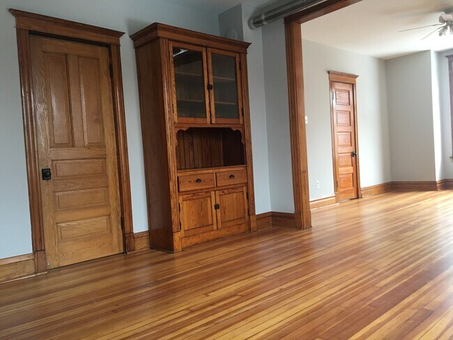 Foto del edificio - 1315 W School St