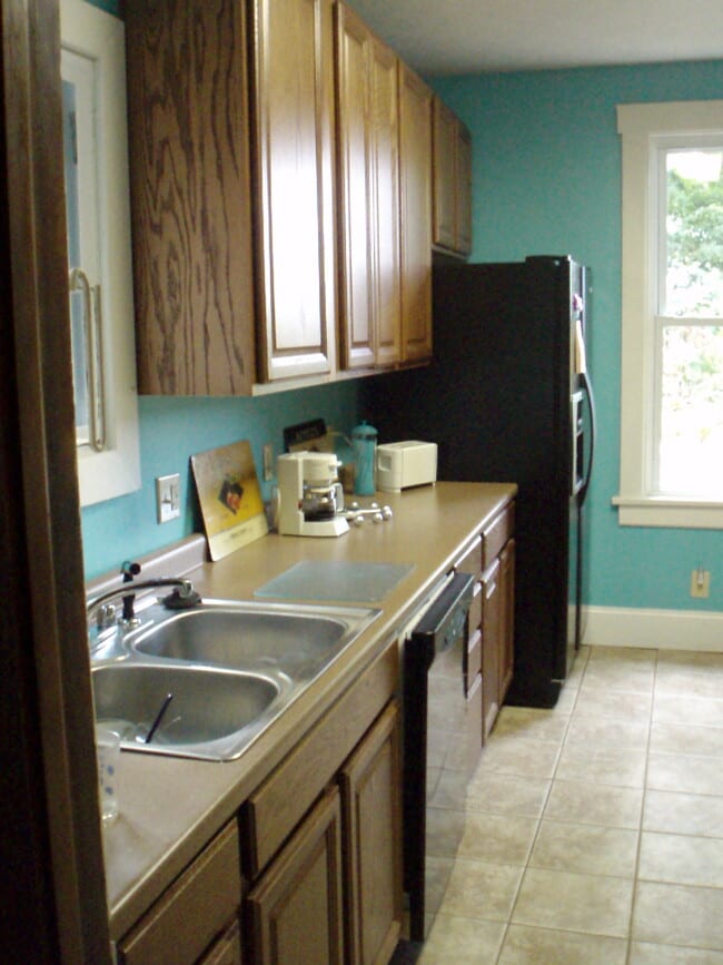 2nd floor kitchen available to all tenants. - 834 College Ave