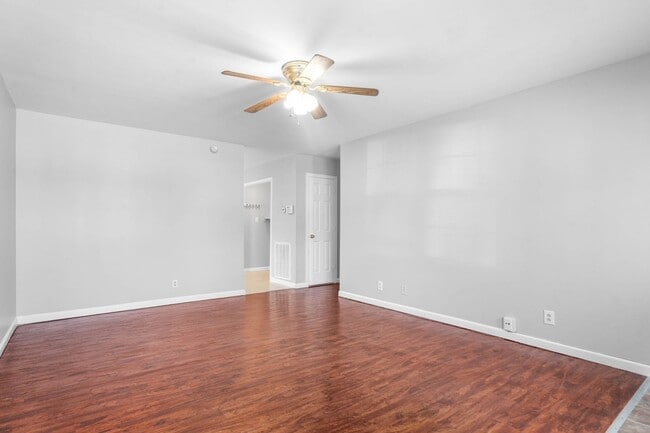 Building Photo - Lovely ranch style minutes from Fort Campbell