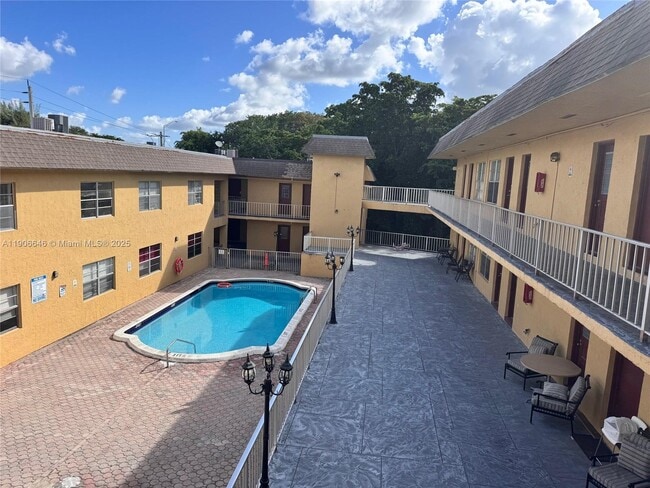 Foto del edificio - 6840 Pembroke Rd