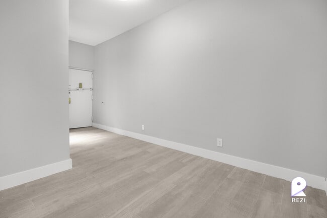Building Photo - 305 E 75th St