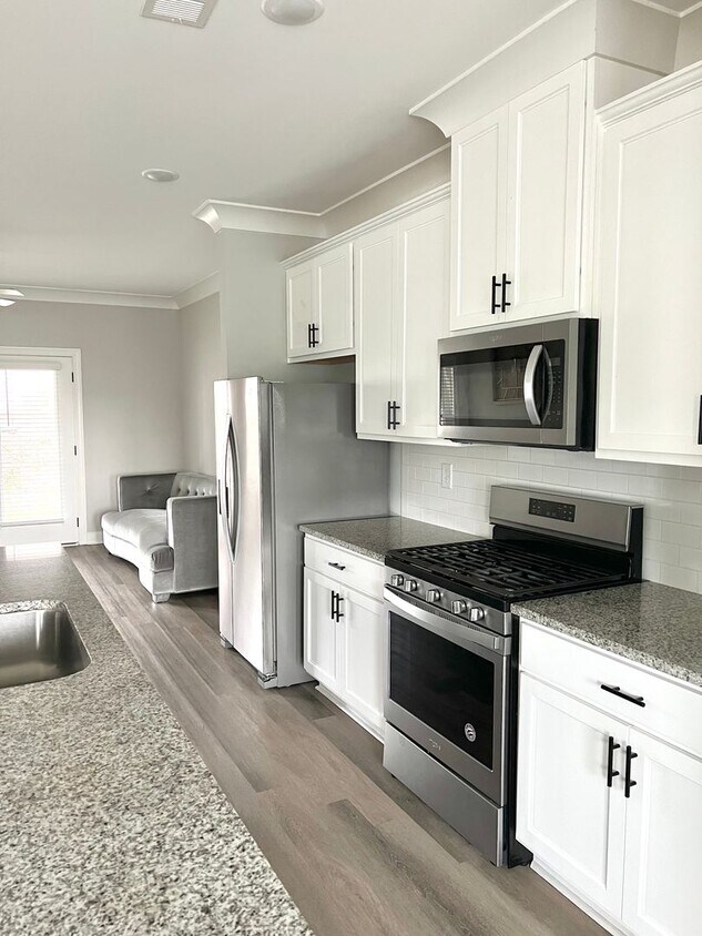 Building Photo - 3 Bedroom/ 3 Bathroom Home Available Now!