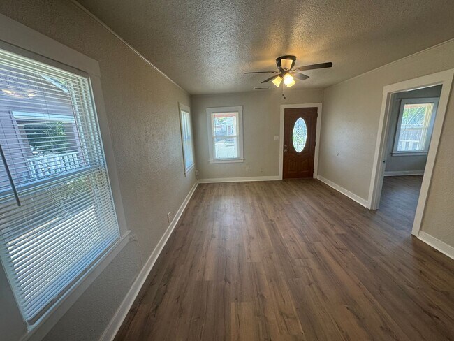 Foto del edificio - 2 bedroom | 1 bathroom | Single family in ...