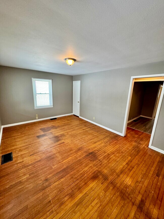 Building Photo - 547 S Biltmore - 3 Bedroom on West Side