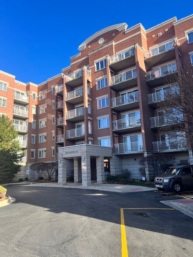 Foto principal - 6560 W Diversey Ave