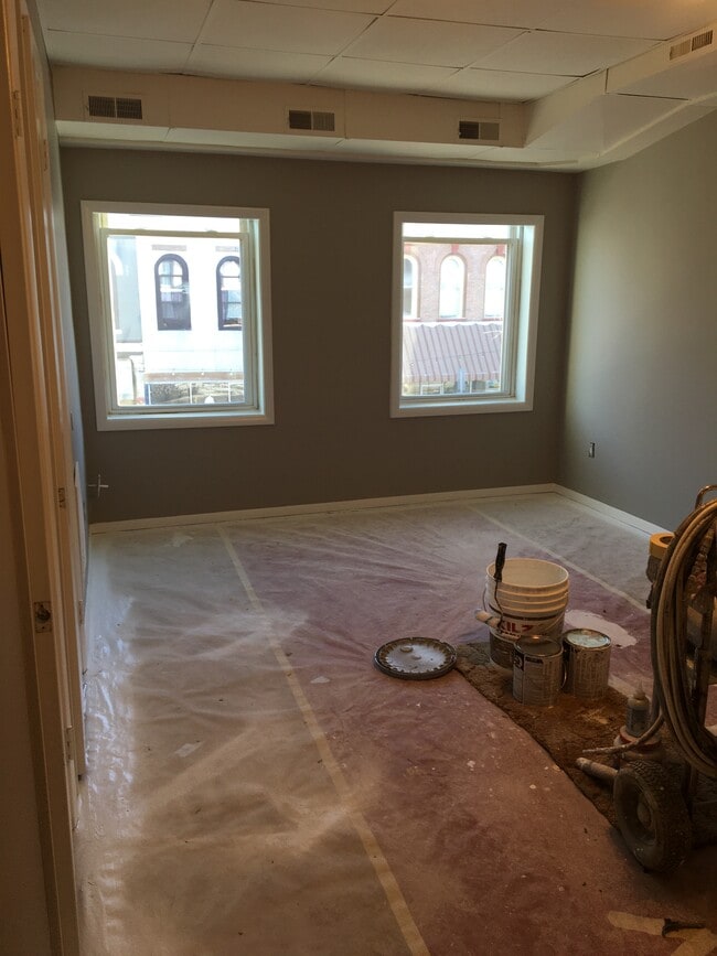 Building Photo - 406 N Main St