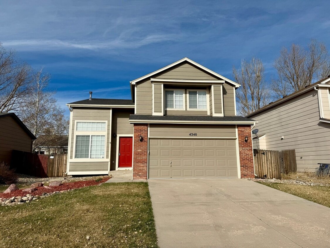 Foto principal - Some Utilities Included! 4 Bed 2.5 bath! Pet Friendly!