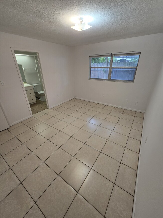 Foto del edificio - 1414 N Saturn Ave
