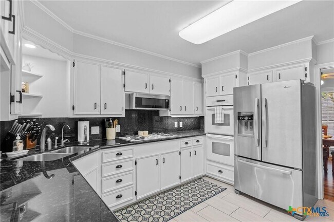 Foto del edificio - 6037 Country Club Dr