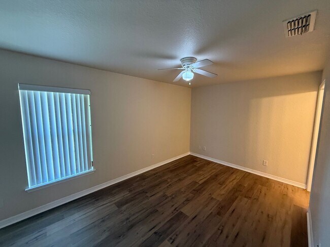 Foto del edificio - 2 Bedroom/2 1/2 Bathroom End Unit Apartment
