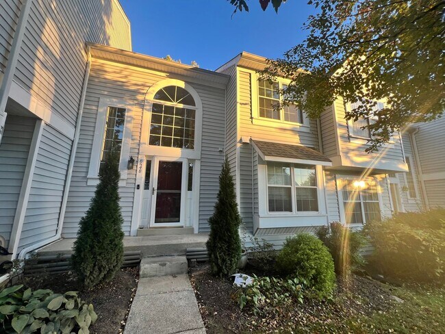 Building Photo - Amazing 3 BR/3.5 BA Townhome in Ellicott C...