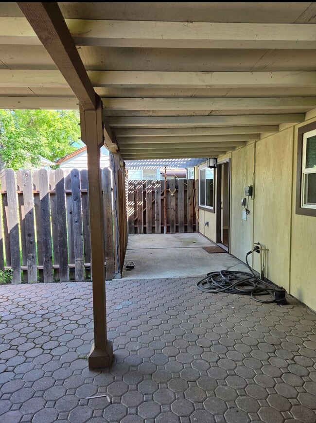 Building Photo - 933 Delaware St