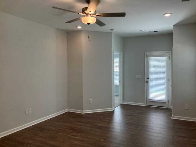 Foto del edificio - COMING SOON!! Spacious End Unit Townhome i...