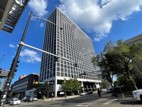 Building Photo - 4343 N Clarendon Ave