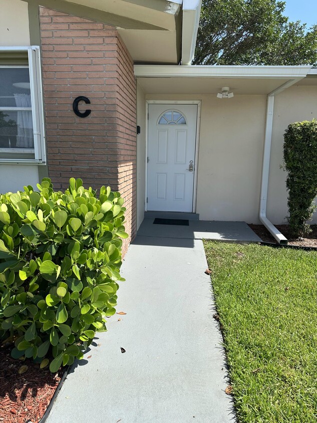 Foto principal - 2590 Barkley Dr E