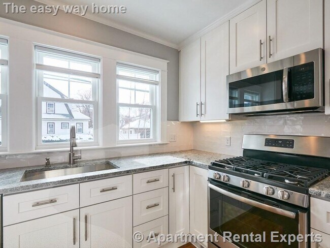 Building Photo - Medford Square 4 Bedroom, 3 Bath Condo
