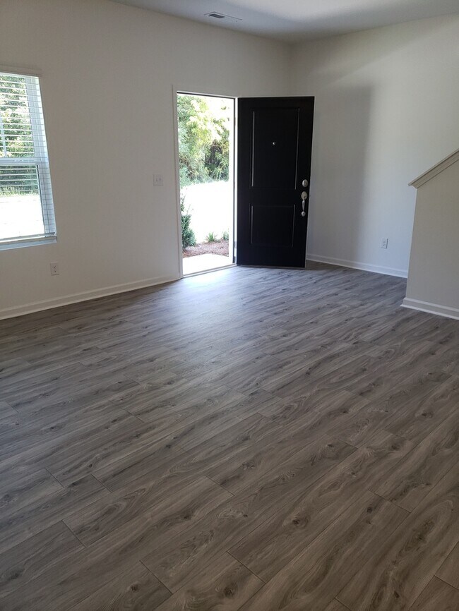 Foto del edificio - NEW 3 Bedroom Townhome Minutes from Downto...