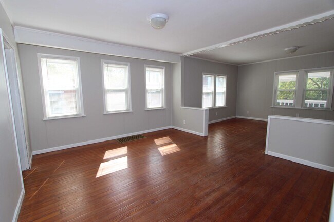Foto del edificio - One of a Kind 4 Bed 1 Bath Home