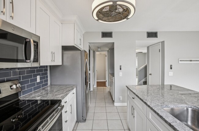 Building Photo - Beautiful 2 bedroom 2.5 bath condo with an...