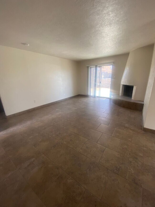 Building Photo - Cute Townhouse in Telshor Area, Available ...