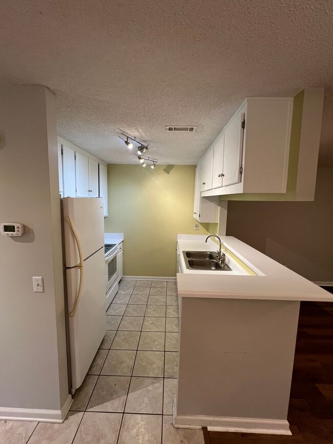 Building Photo - 140 Woodmere Dr