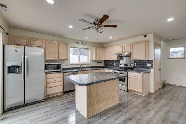 Foto del edificio - Beautiful Two-Story Home for Rent in the C...