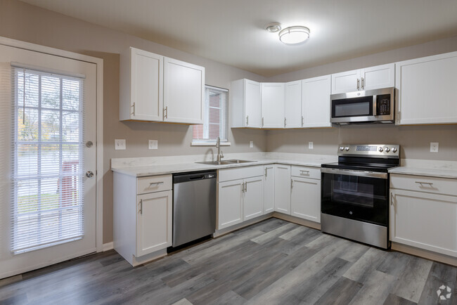 2BR, 1.5BA - 1,200SF - Kitchen - Bristol Cove Apartments LLC