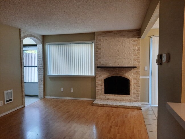 Building Photo - Steilacoom Gardens, 2 bedroom, 1 bath Townhome Style Condo.