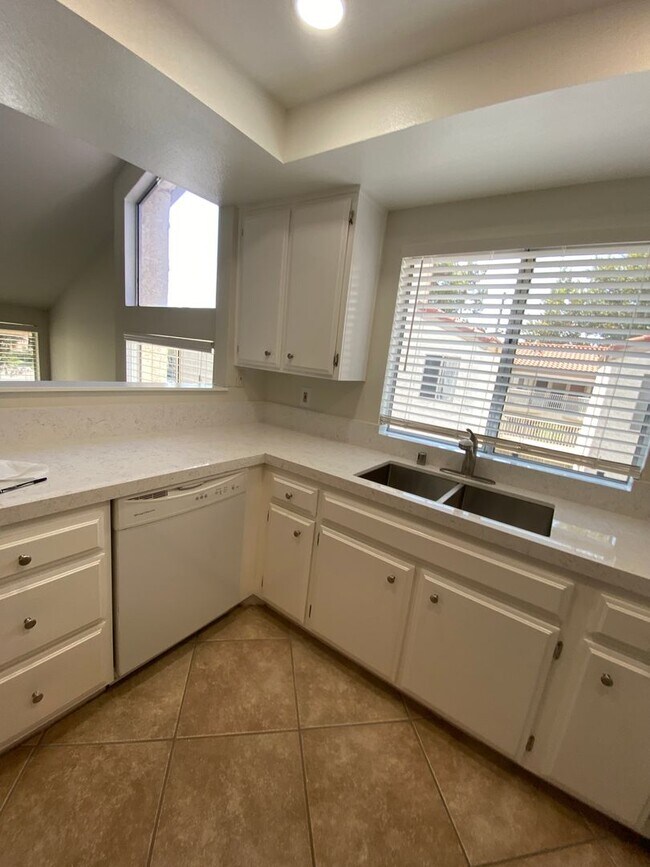 Foto del edificio - 1 bed, 1 bath Sycamore Villas Condo