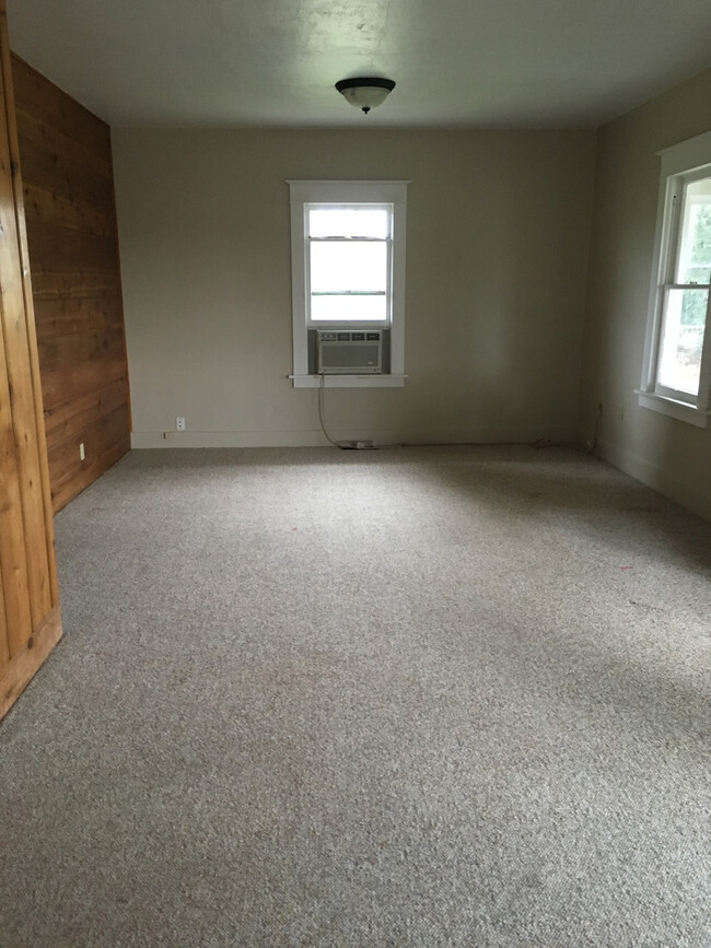 Building Photo - Vintage Farm House in Beautiful Private Se...
