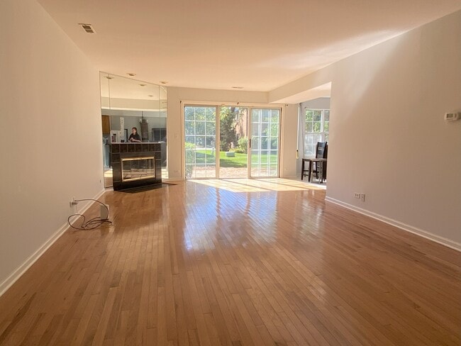 Foto del edificio - 236 E Theodore Ln