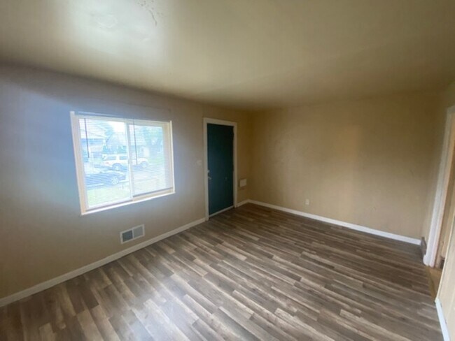 Building Photo - 1212 E 21st Ave