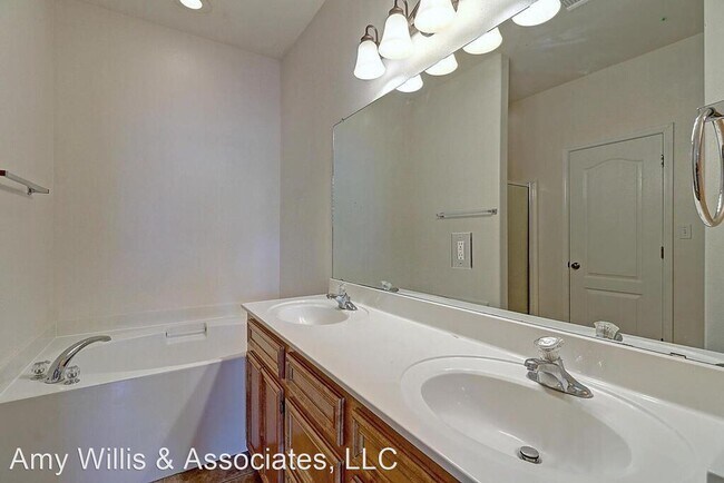 Building Photo - 4 br, 2.5 bath House - 3605 Berkeley Dr