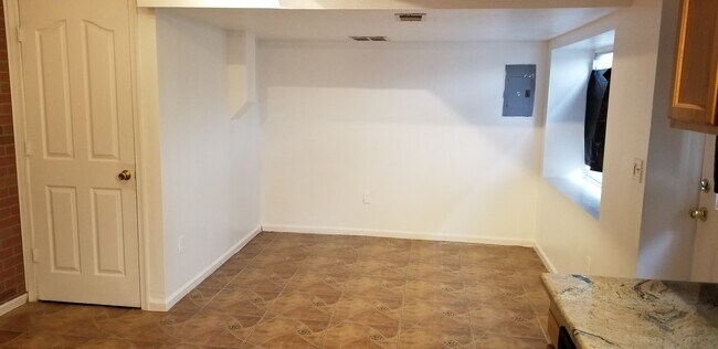 Living room - 192 Hylan Blvd