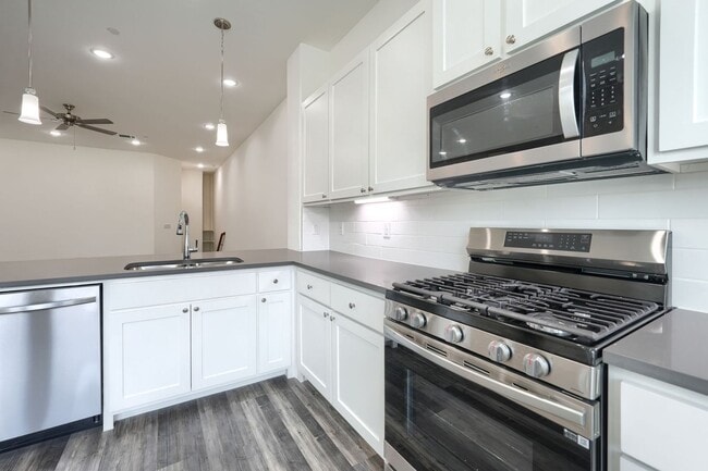 Building Photo - 4-bed, 2.5-bath Luruary Townhome in Frisco