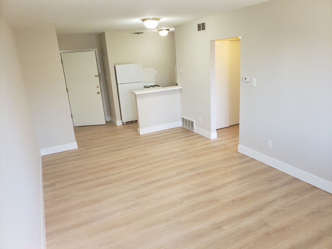 Foto principal - 7323 Hoover Ave