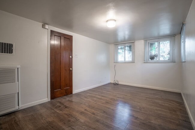 Foto del edificio - Spacious 1 bedroom BASEMENT /Garden Level home in the heart of University! LEASING SPECIAL INFO B...